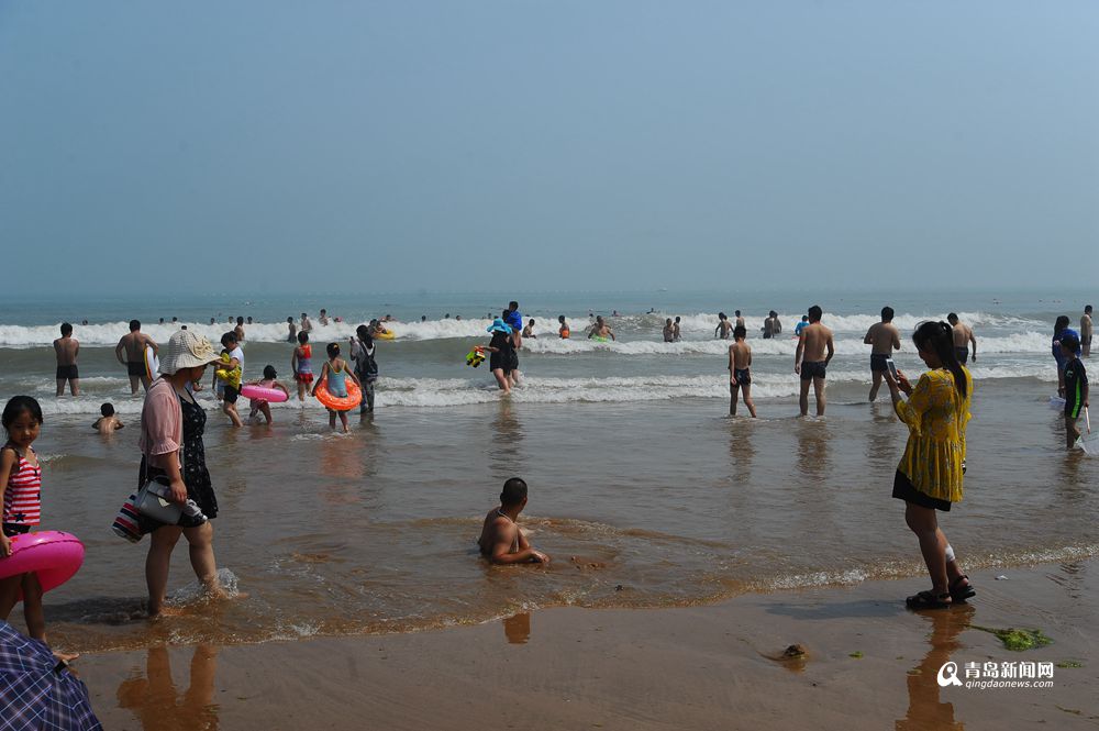 高清:午后温度升至31℃ 石老人浴场游人撒起欢