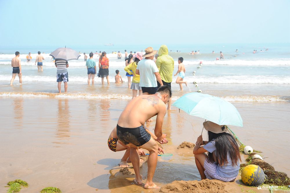 高清:午后温度升至31℃ 石老人浴场游人撒起欢