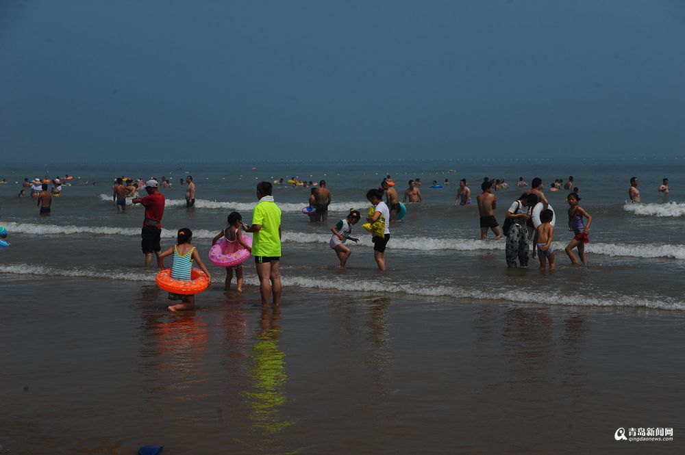 高清:午后温度升至31℃ 石老人浴场游人撒起欢