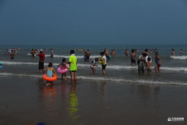 高清:午后温度升至31℃ 石老人浴场游人撒起欢