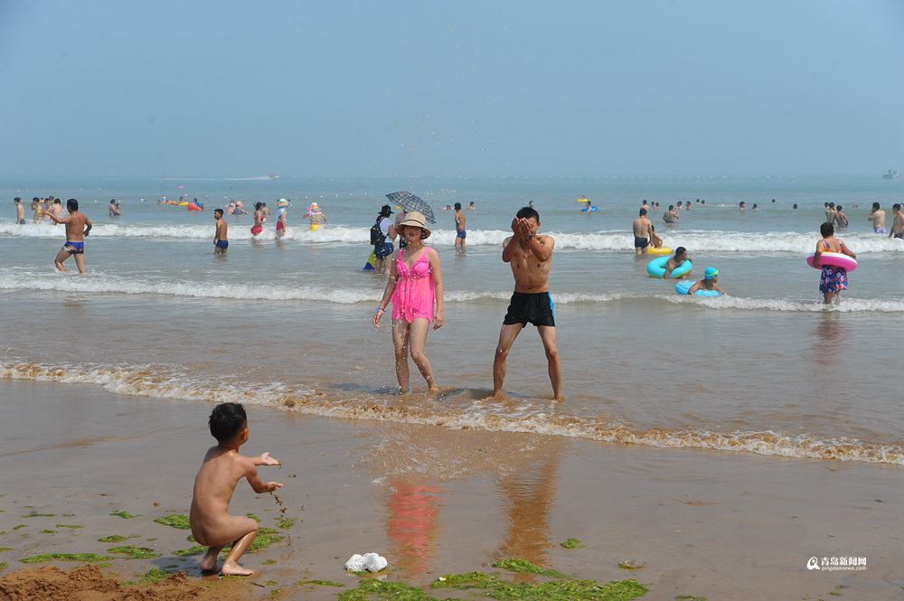 高清:午后温度升至31℃ 石老人浴场游人撒起欢