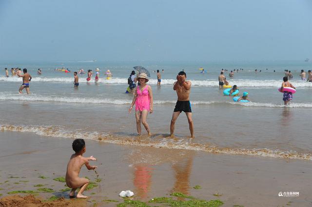 高清:午后温度升至31℃ 石老人浴场游人撒起欢