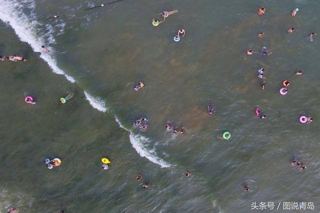 高温戏水享清凉 航拍石老人浴场壮观景象