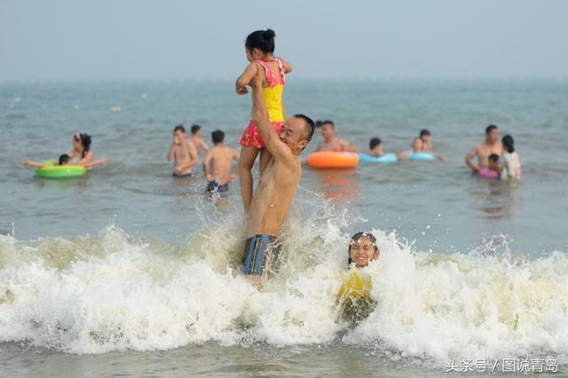 高温戏水享清凉 航拍石老人浴场壮观景象