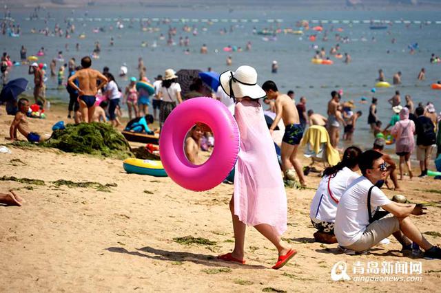 高清:青岛入伏开启桑拿模式 市民浴场觅清凉