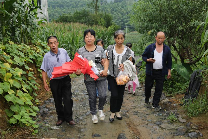 父亲临终还唤她小名 女子被拐27年终回家