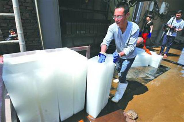 探访制冰厂 每天出30多吨冰块被抢购一空