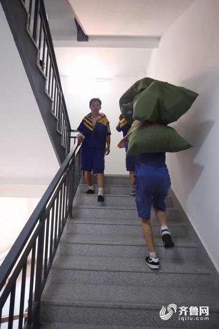 三伏天暴晒模式 青岛海边游客'下饺子