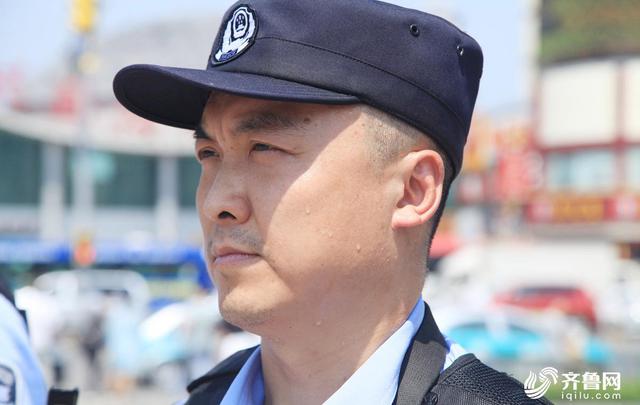 三伏天暴晒模式 青岛海边游客'下饺子
