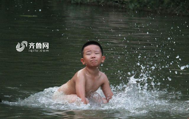 三伏天暴晒模式 青岛海边游客'下饺子