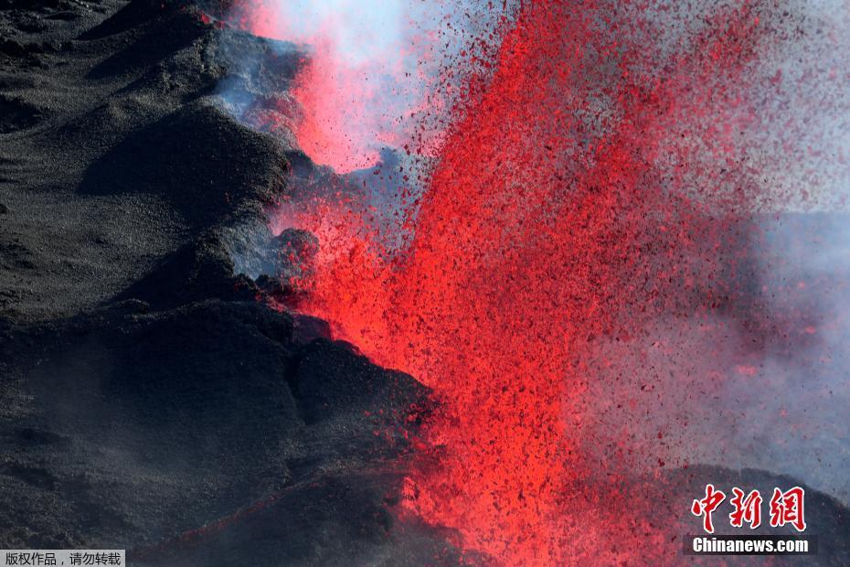 法属留尼汪发生火山喷发 现场浓烟滚滚