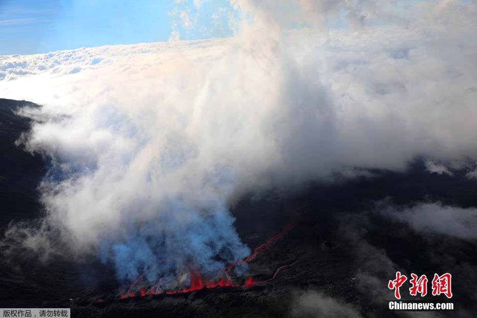 法属留尼汪发生火山喷发 现场浓烟滚滚