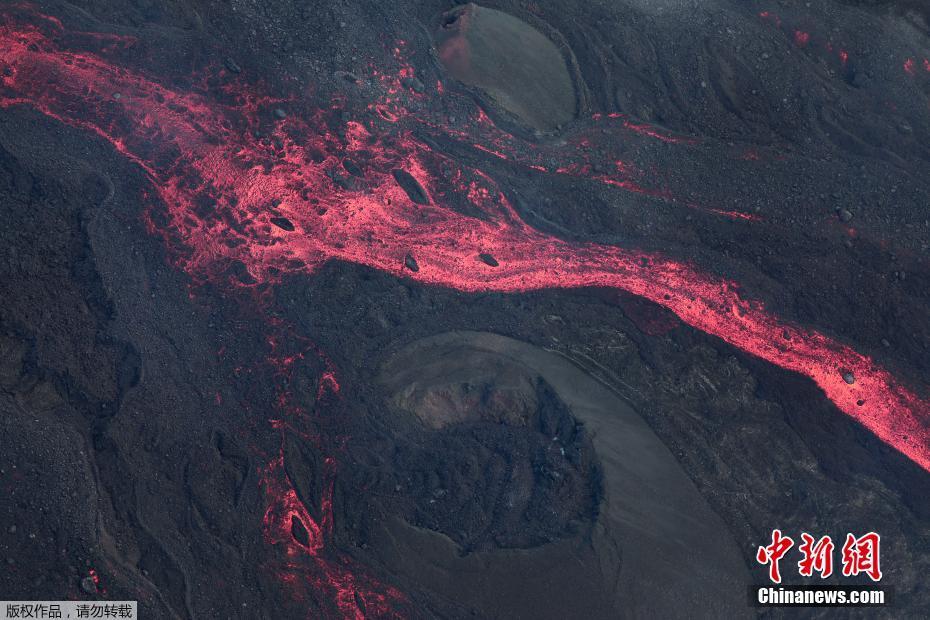 法属留尼汪发生火山喷发 现场浓烟滚滚