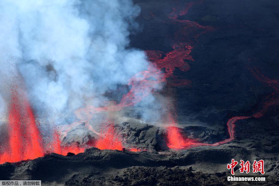 法属留尼汪发生火山喷发 现场浓烟滚滚