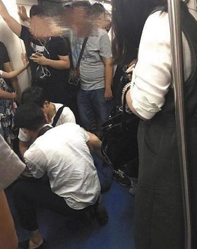 男子北京地铁内猥亵女乘客拒捕咬民警 10秒未松口