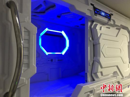 上海现“共享睡眠舱”供上班族小憩 每分钟0.2元(图)