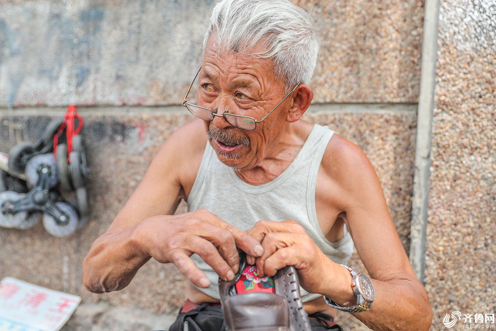 青岛老汉街头修鞋50余年 爱的是这种生活方式