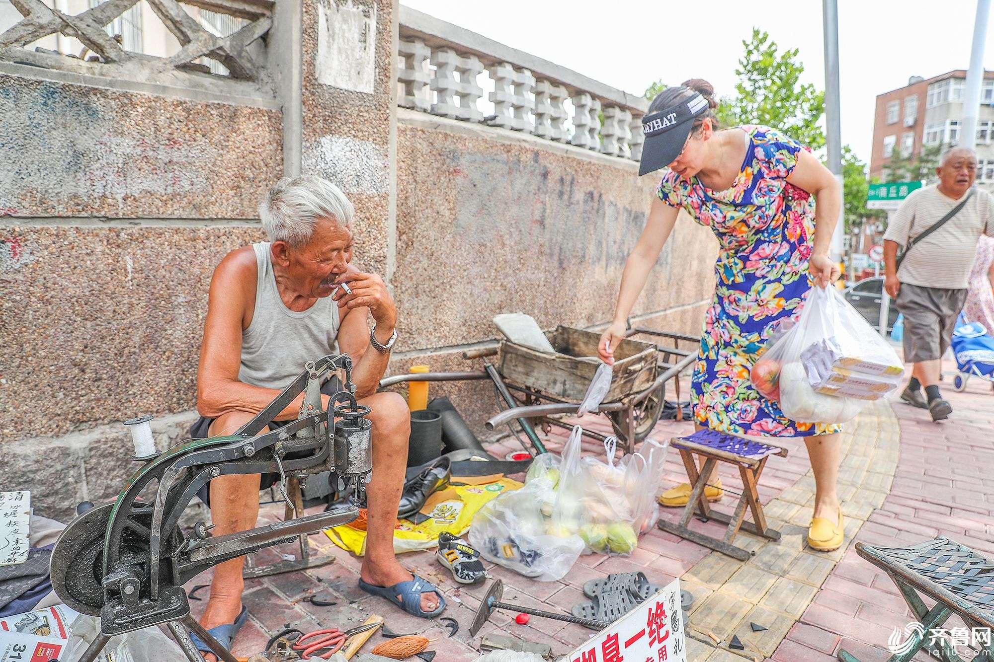 青岛老汉街头修鞋50余年 爱的是这种生活方式