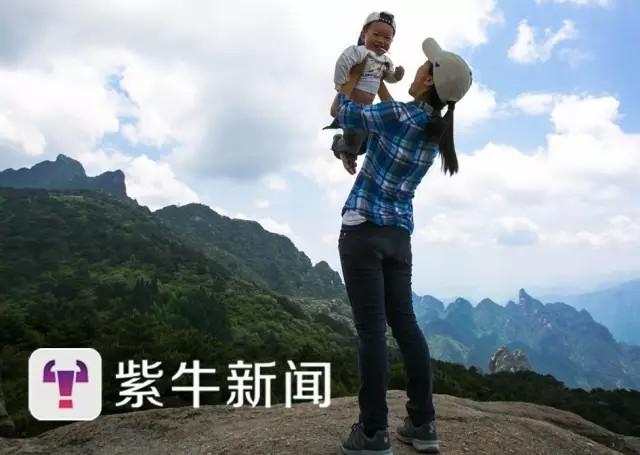 母亲向往诗和远方 背1岁半女儿走遍名山(图)