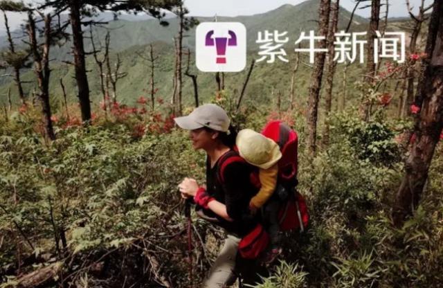 母亲向往诗和远方 背1岁半女儿走遍名山(图)