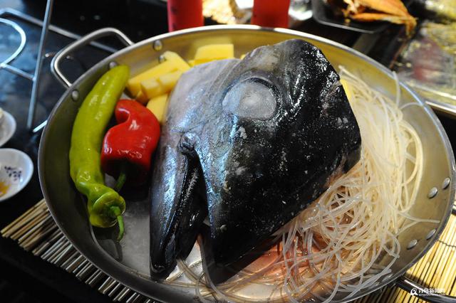 高清：青岛农家宴生意火爆 乡间美食诱惑味蕾