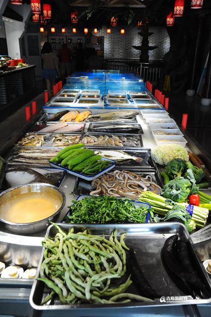 高清：青岛农家宴生意火爆 乡间美食诱惑味蕾