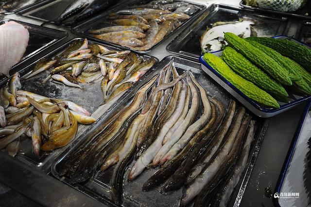 高清：青岛农家宴生意火爆 乡间美食诱惑味蕾