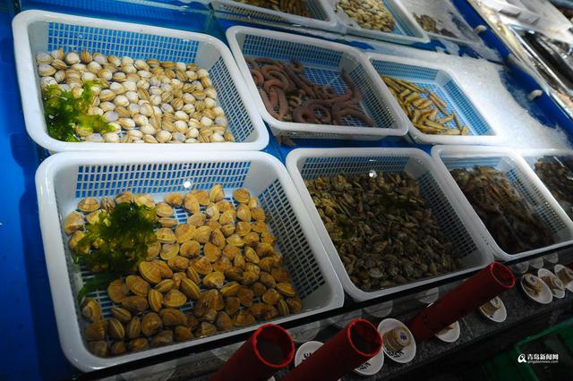 高清：青岛农家宴生意火爆 乡间美食诱惑味蕾
