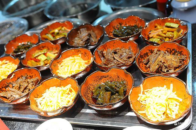 高清：青岛农家宴生意火爆 乡间美食诱惑味蕾