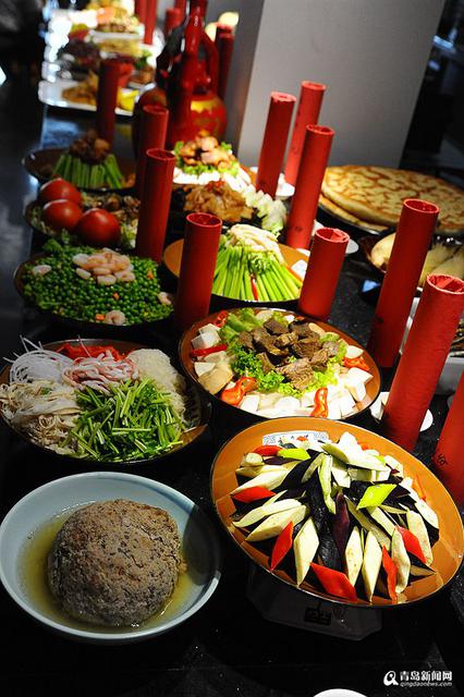 高清：青岛农家宴生意火爆 乡间美食诱惑味蕾