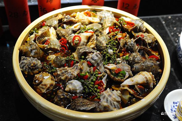 高清：青岛农家宴生意火爆 乡间美食诱惑味蕾