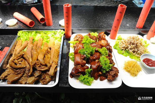 高清：青岛农家宴生意火爆 乡间美食诱惑味蕾