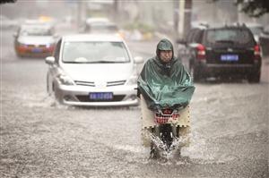 长春再降暴雨 市民调侃：不会开船不是好司机