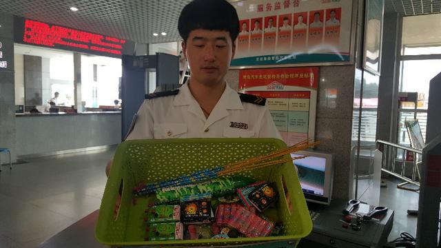 8岁萌娃不听劝闯安检 袋子装着10多种烟花(图)