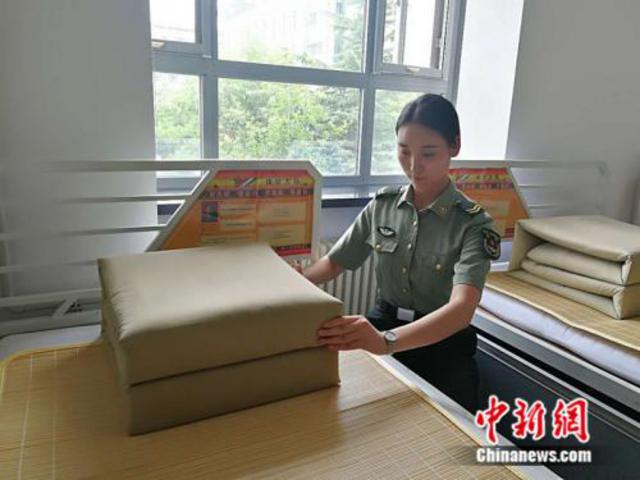 探秘三军仪仗队女兵日常：训练托7斤多礼宾枪 