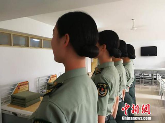 探秘三军仪仗队女兵日常：训练托7斤多礼宾枪 