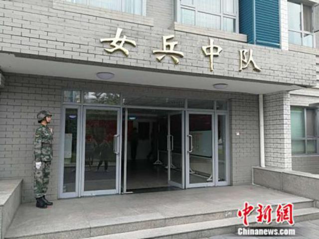 探秘三军仪仗队女兵日常：训练托7斤多礼宾枪 
