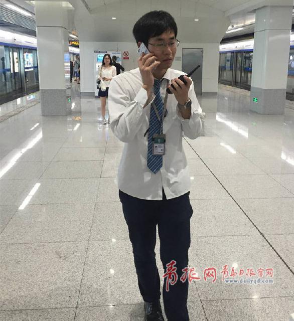 暖心！青岛女乘客晕倒在站台 地铁员工忙施救