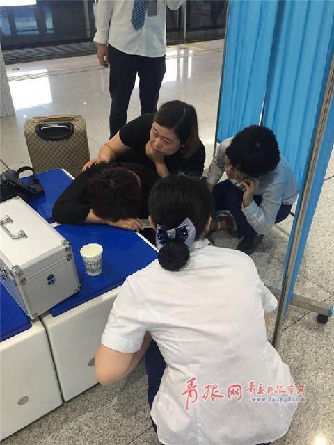 暖心！青岛女乘客晕倒在站台 地铁员工忙施救