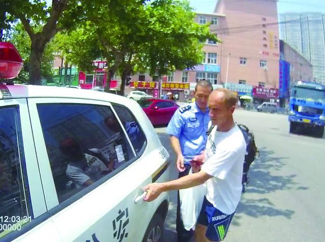 各种青啤尝了个遍“战斗民族”小伙微醺迷路