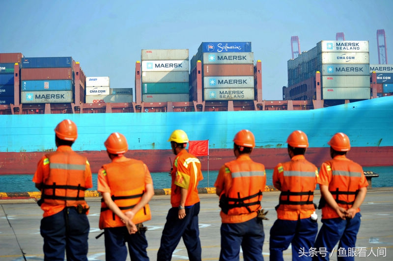 致敬高温下的劳动者 实拍青岛港码头工人的日常