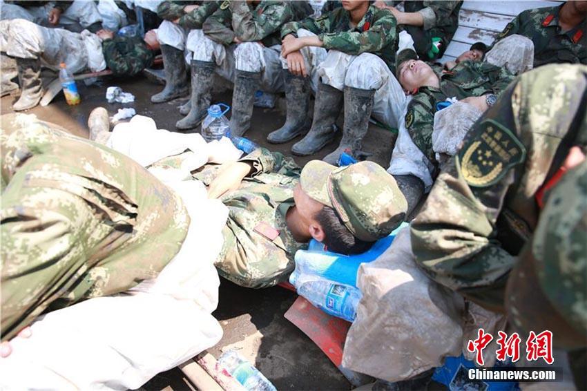 武警官兵吉林抗洪现场被赞“最美睡姿”