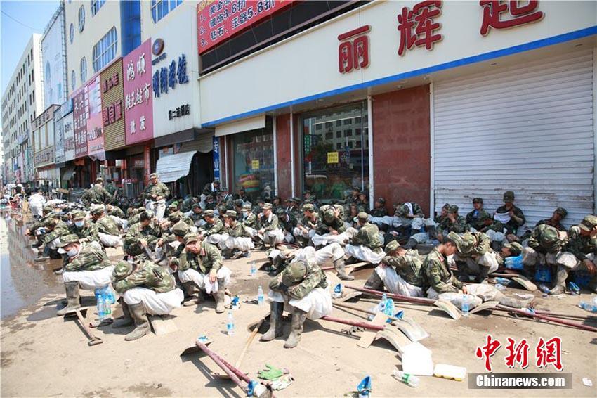 武警官兵吉林抗洪现场被赞“最美睡姿”