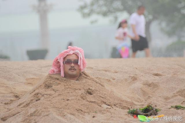 青岛各大浴场沙浴风靡 游客花式玩法畅享夏日