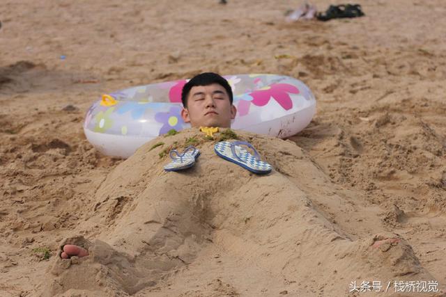 青岛各大浴场沙浴风靡 游客花式玩法畅享夏日