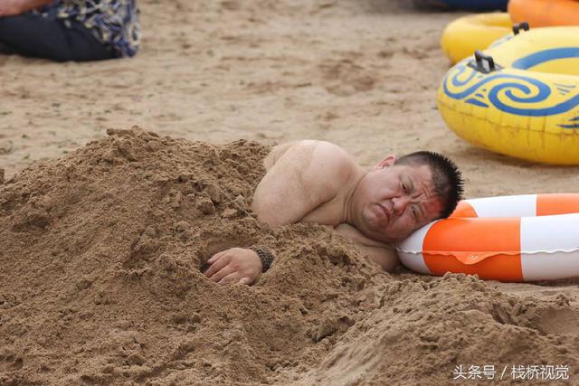 青岛各大浴场沙浴风靡 游客花式玩法畅享夏日