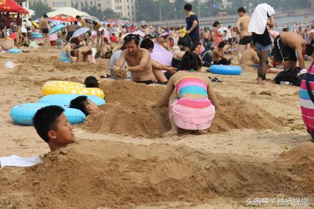 青岛各大浴场沙浴风靡 游客花式玩法畅享夏日