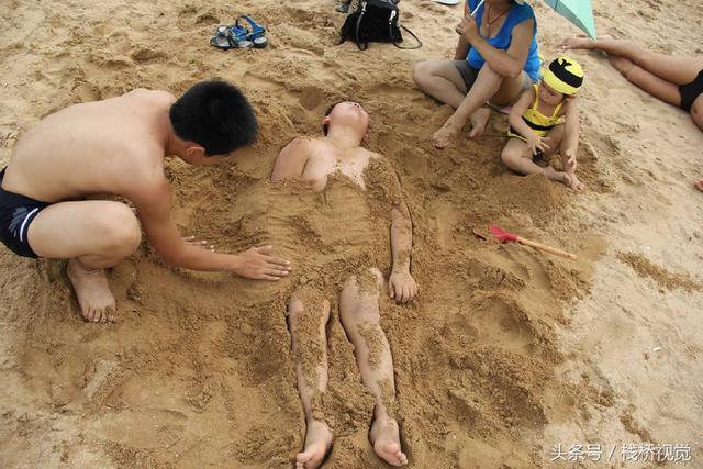 青岛各大浴场沙浴风靡 游客花式玩法畅享夏日