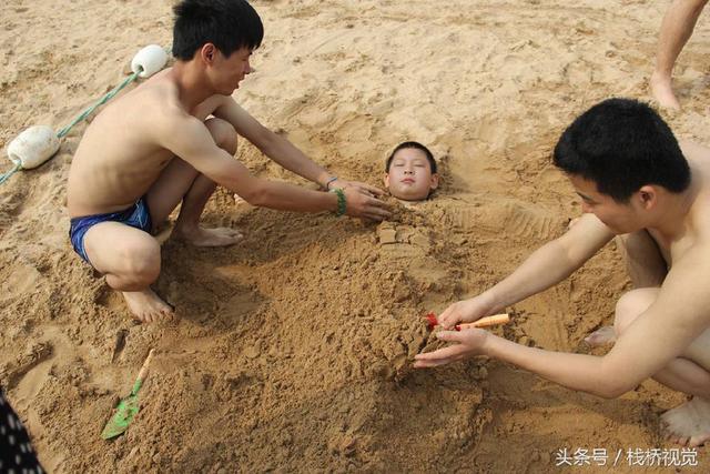 青岛各大浴场沙浴风靡 游客花式玩法畅享夏日