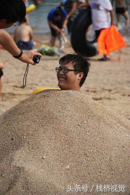 青岛各大浴场沙浴风靡 游客花式玩法畅享夏日